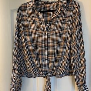 Tie bottom houndstooth blouse